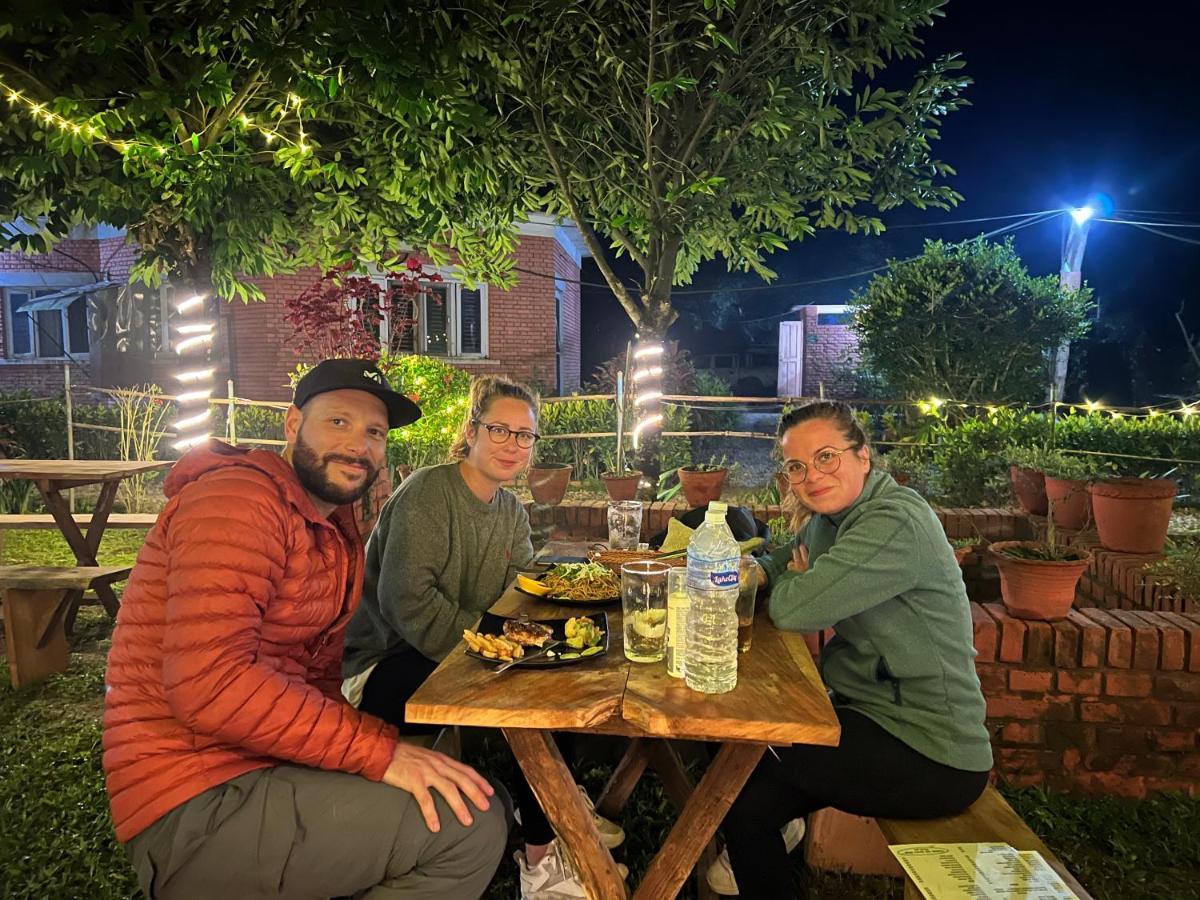 Hotel Tharu Garden And Beer Bar Читван Екстериор снимка