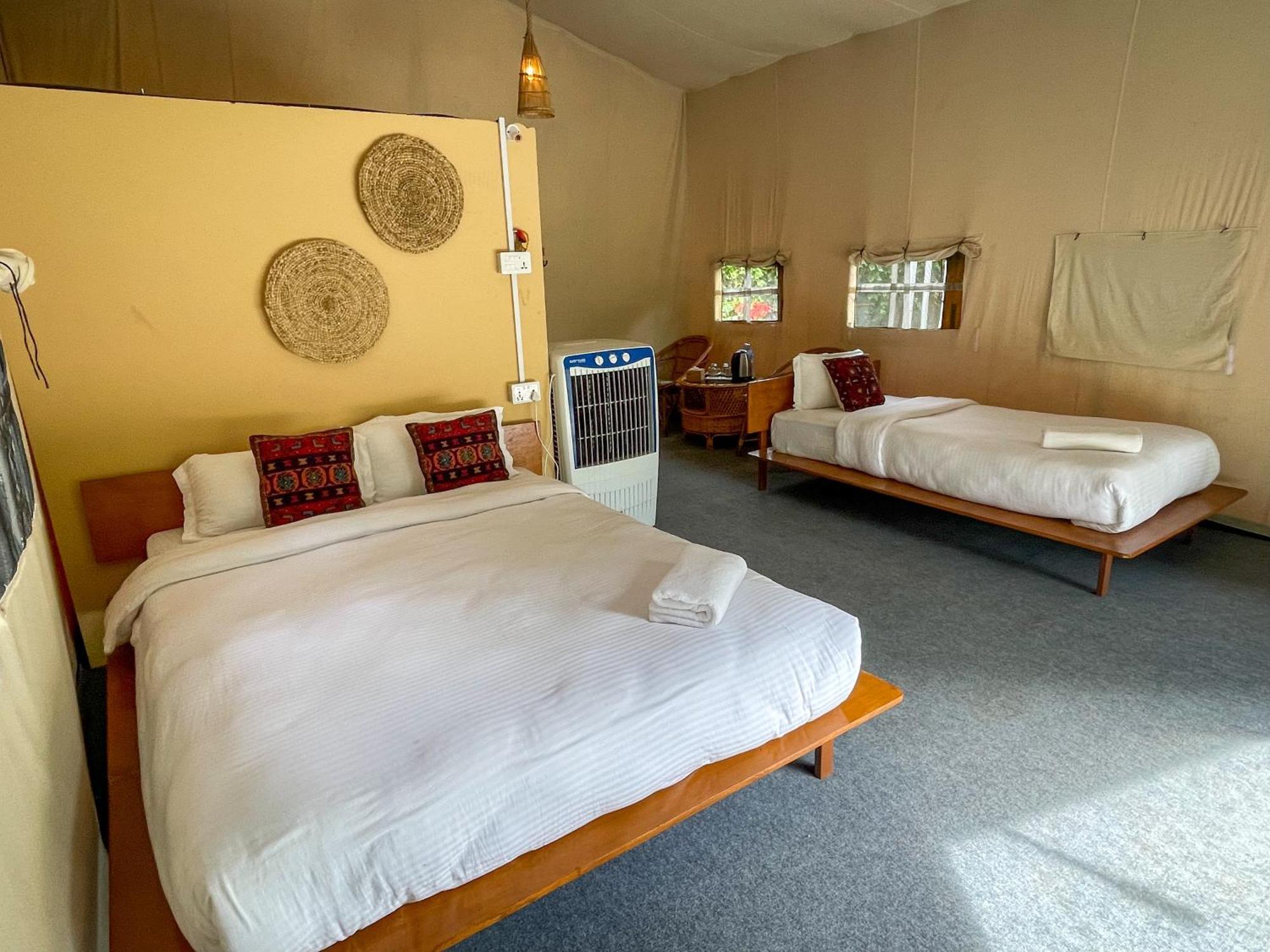 Hotel Tharu Garden And Beer Bar Читван Екстериор снимка
