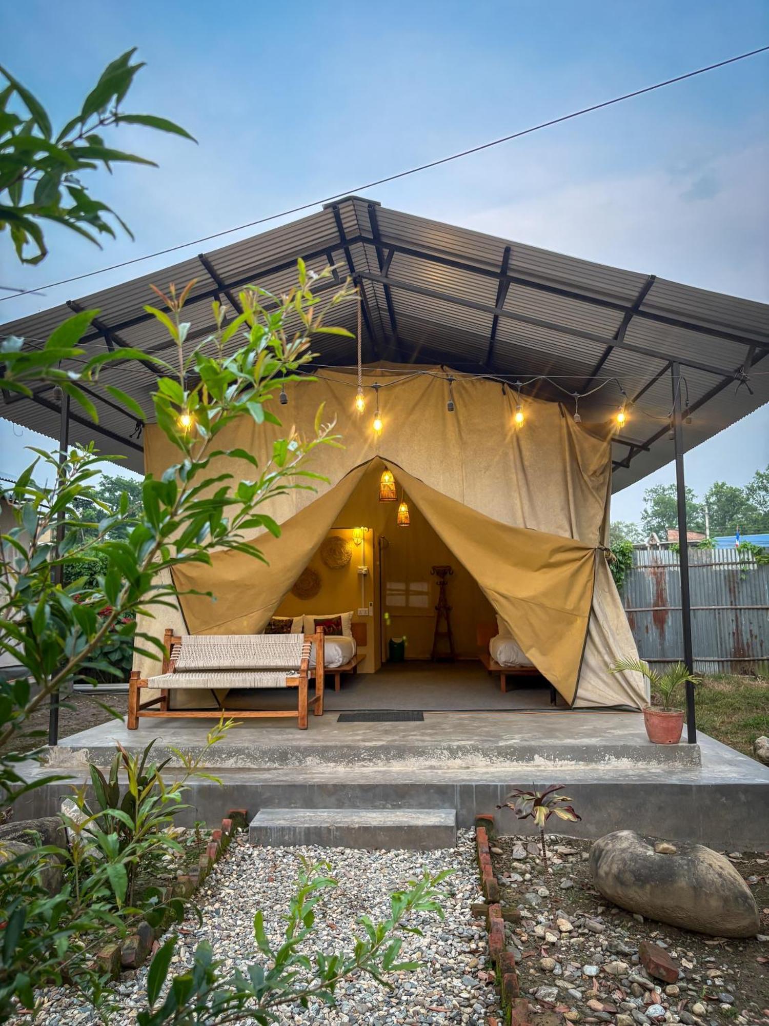 Hotel Tharu Garden And Beer Bar Читван Екстериор снимка